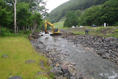 岩石を置いて、川の流れを本来の姿に戻します