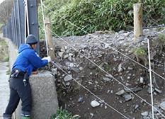 土砂崩れで切れてしまったラインを結びなおします